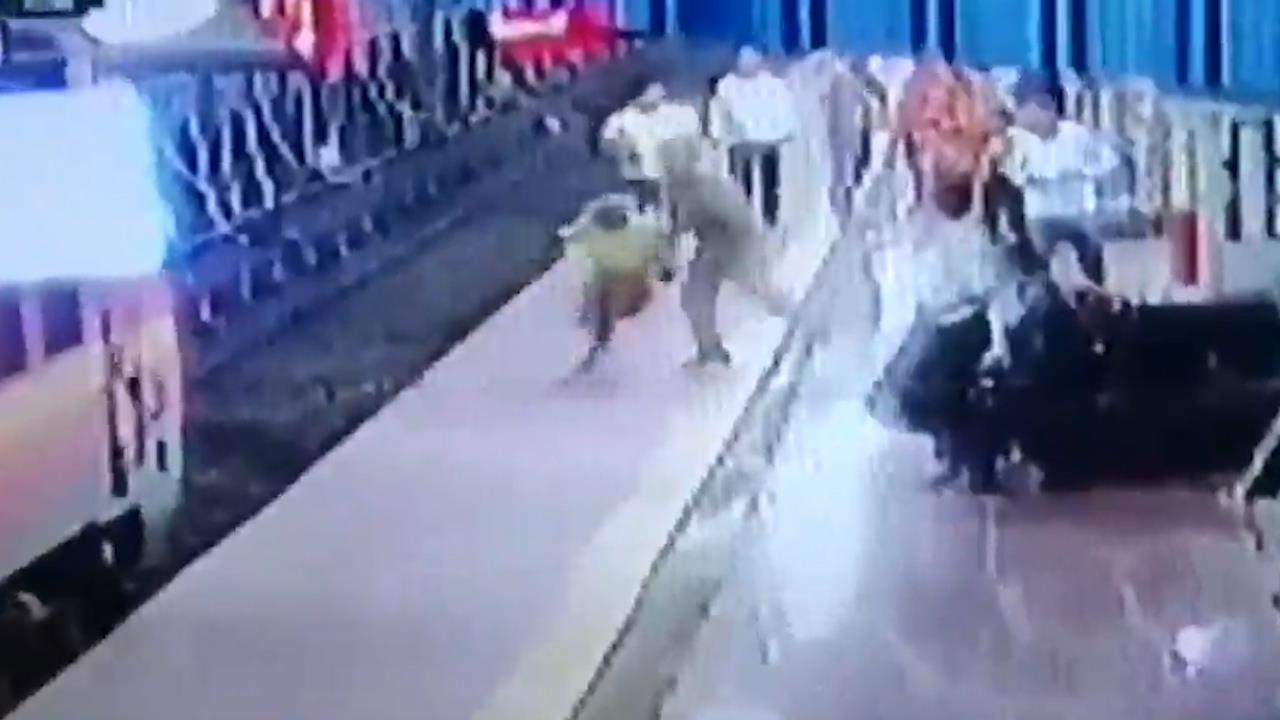 Ong lao khiem thinh ngoi sat duong ray may man duoc nguoi dan cuu hinh anh