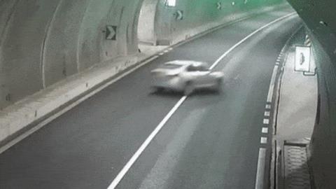 Tai xe chet tham vi dung smartphone 30 lan trong 34 phut hinh anh