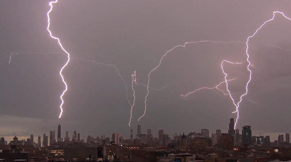 Chop sang ruc tren bau troi nhu Thanos va doi Avengers danh nhau hinh anh