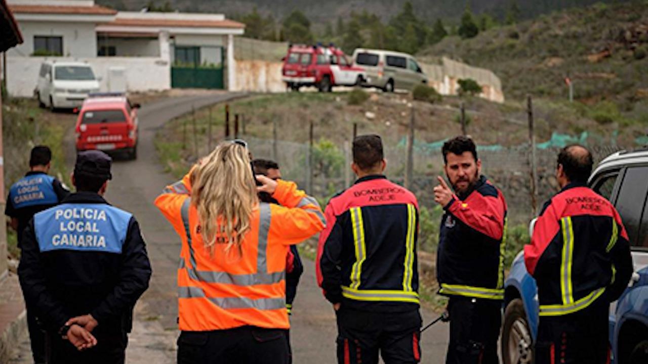 Be trai 5 tuoi dan canh sat toi noi cha giau xac me va anh trai hinh anh