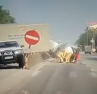 Oto bi container huc bay qua giai phan cach khi cho den do hinh anh