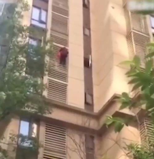 Bi con chau khoa cua, cu ba 90 tuoi treo 9 tang nha xuong dat hinh anh