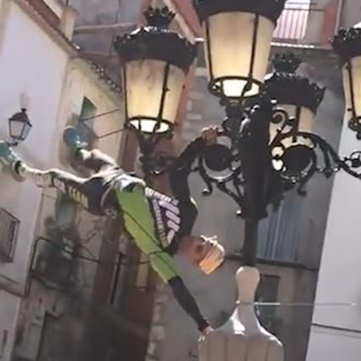 Dien xiec giua cong vien, chang trai bat ngo lam gay cot den hinh anh