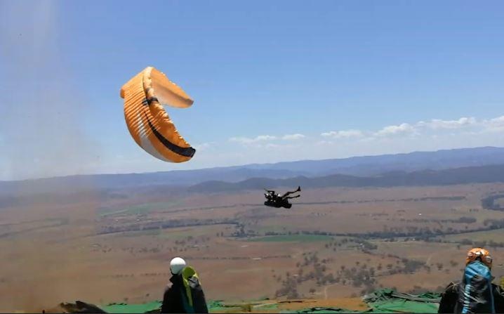 Du luon bi loc xoay cuon quay vong lien tuc tren troi hinh anh