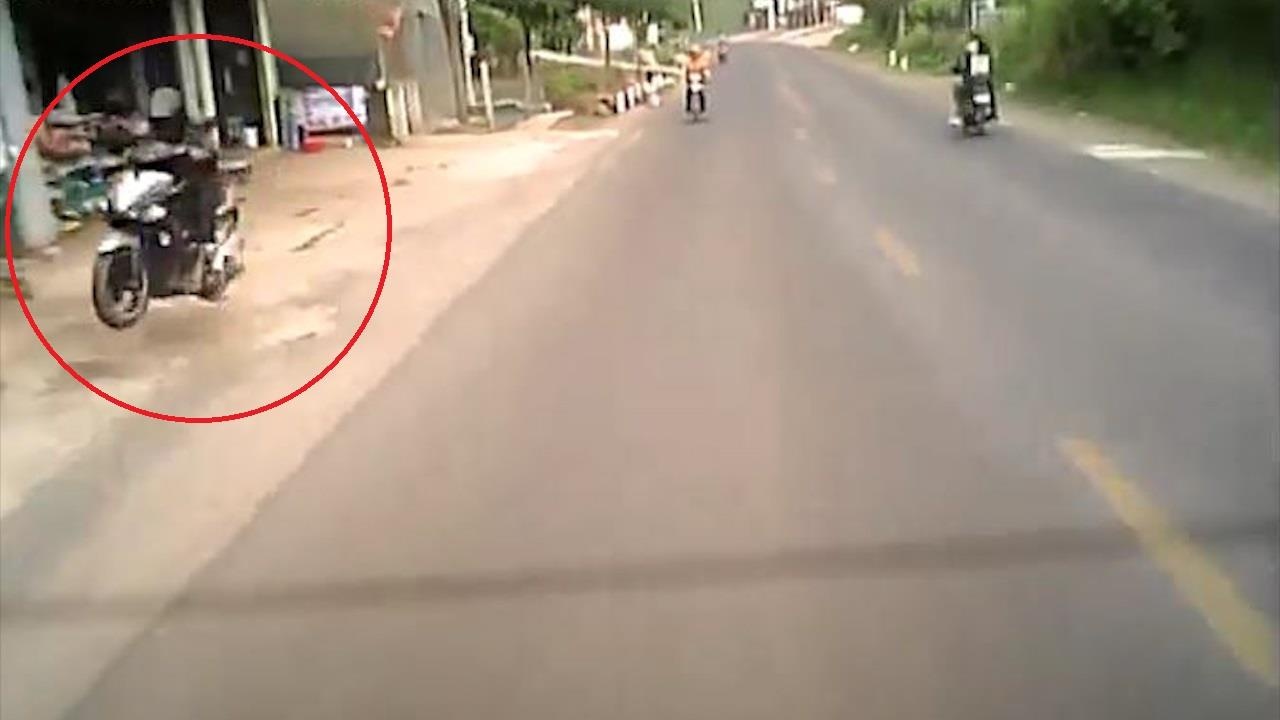 Xe may loang choang roi phi than len via he nga lon vong hinh anh