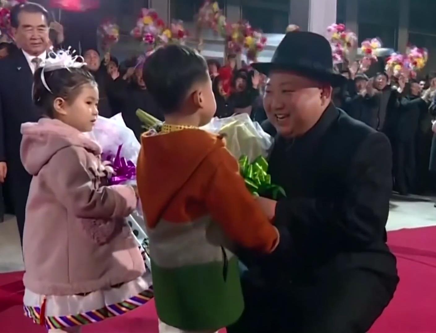 Nguoi Trieu Tien bat khoc khi don ong Kim Jong Un tu Nga ve nuoc hinh anh