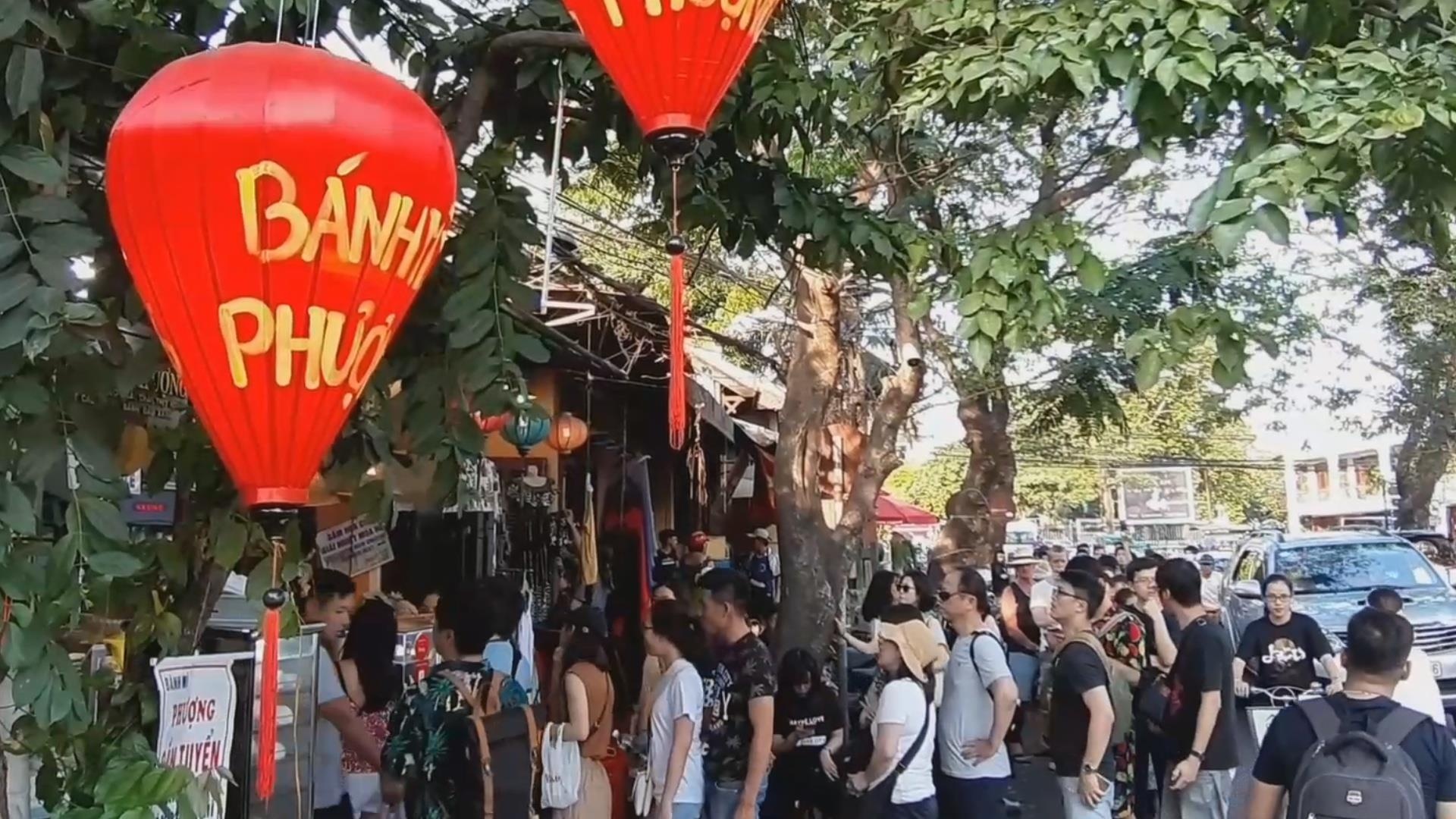 Du khach xep hang dai mua banh my o Hoi An hinh anh