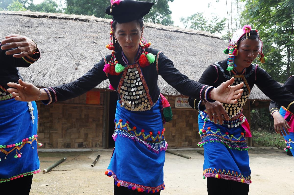 Le cung la cua dan toc con khoang 700 nguoi o Viet Nam hinh anh