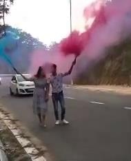 Dot phao khoi, chup anh cuoi giua duong deo Tam Dao hinh anh