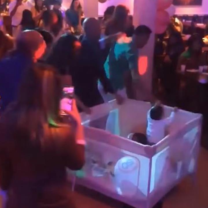 Cha me ham choi, dat theo con tre di du tiec hinh anh