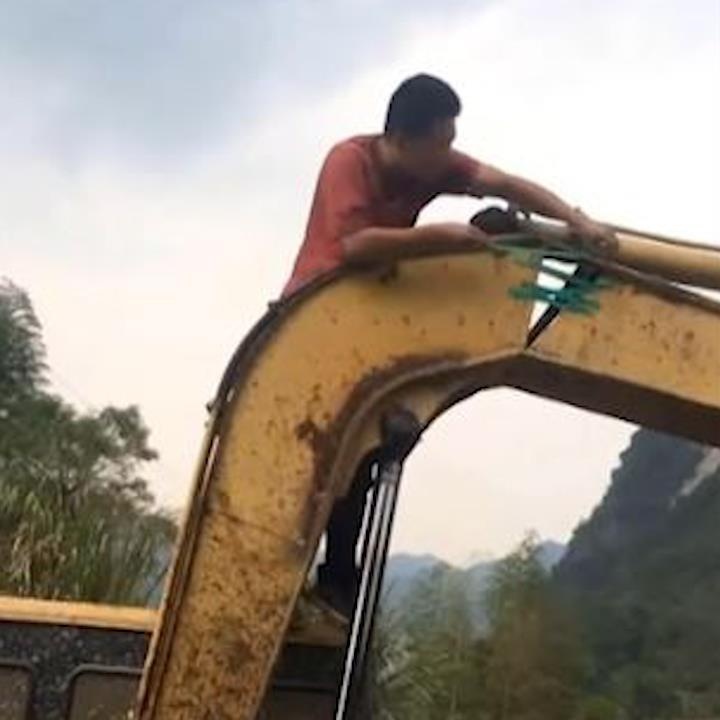 Tai xe dung keo dinh de sua lai tay truc may xuc hinh anh