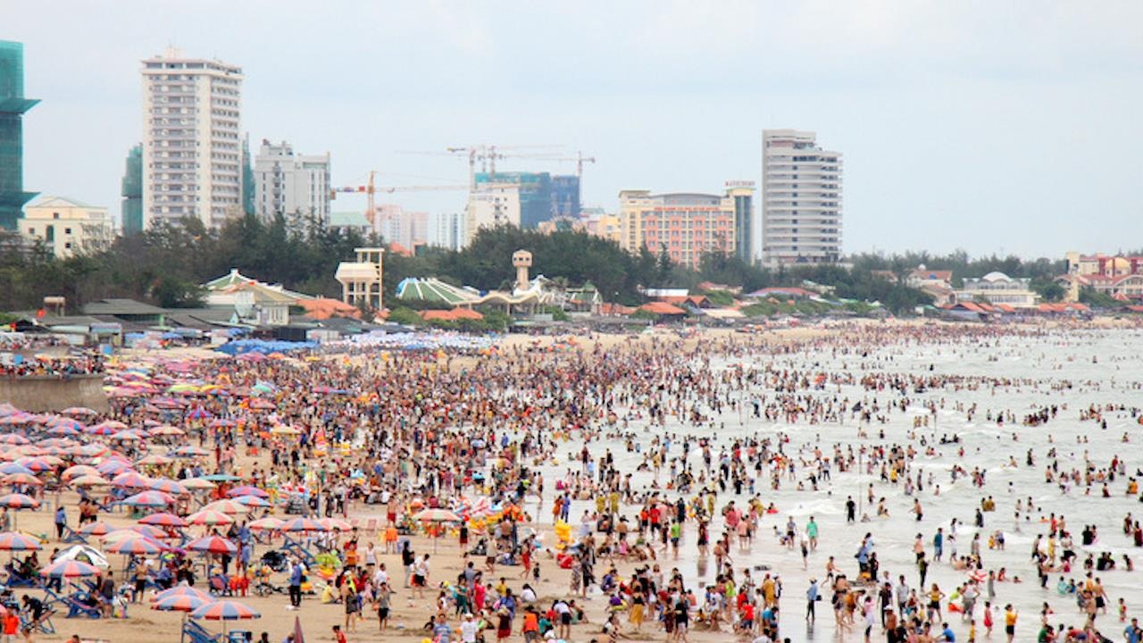 Bien Vung Tau dong nghit dip le, hang chuc tre lac cha me hinh anh