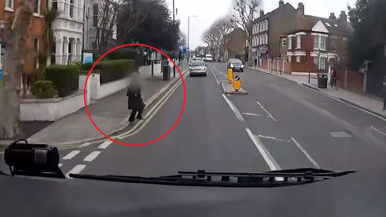 Bang qua duong dot ngot, nguoi di duong suyt bi xe tai tong hinh anh