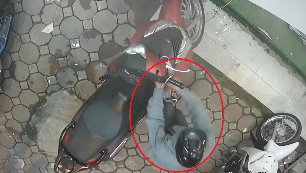 Trom be khoa xe SH nhanh nhu chop o Ha Noi hinh anh