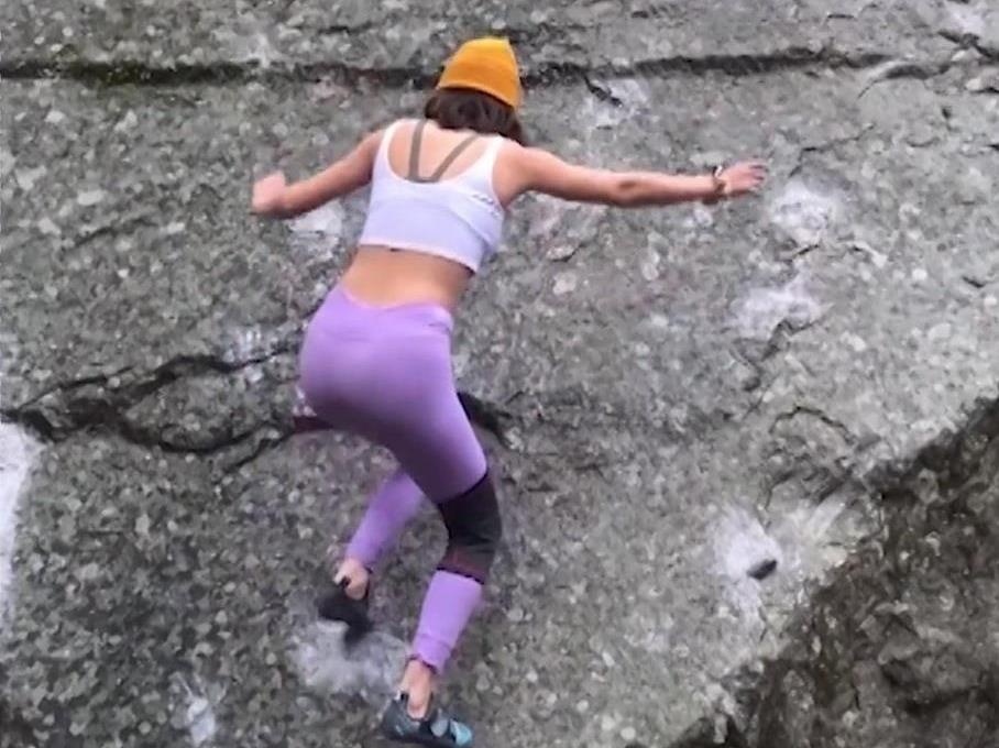 Co gai leo vach da khong can dung den tay hinh anh