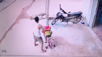 Bo nhanh tay om con thoat khoi xe cong nong dang lao den hinh anh