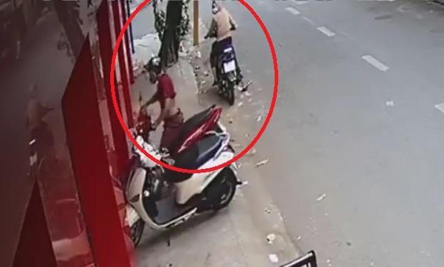 Doi nam nu phoi hop trom xe may nhu trong phim hinh anh