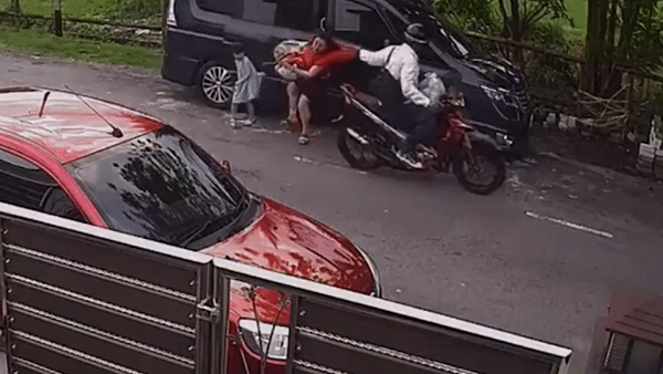 Nguoi phu nu bi giat tui xach khi vua xuong khoi oto hinh anh