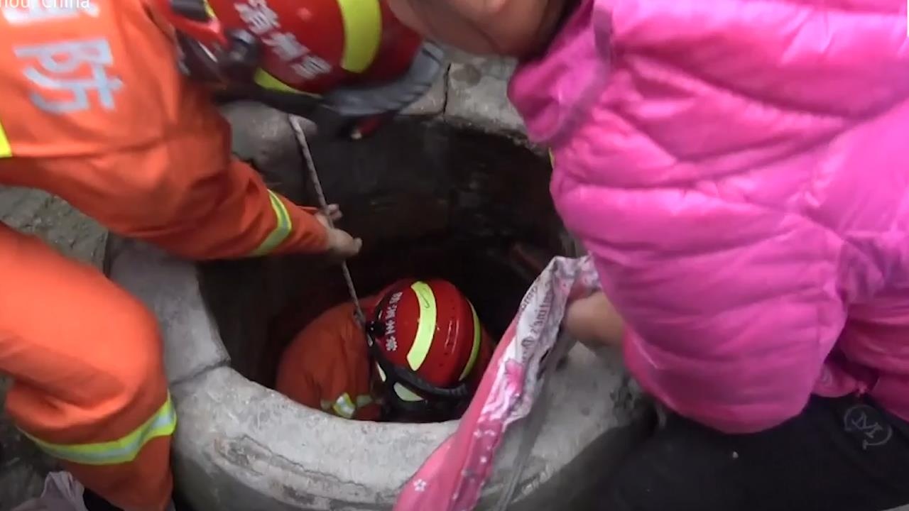 Giai cuu be gai 4 tuoi duoi gieng nuoc sau hinh anh