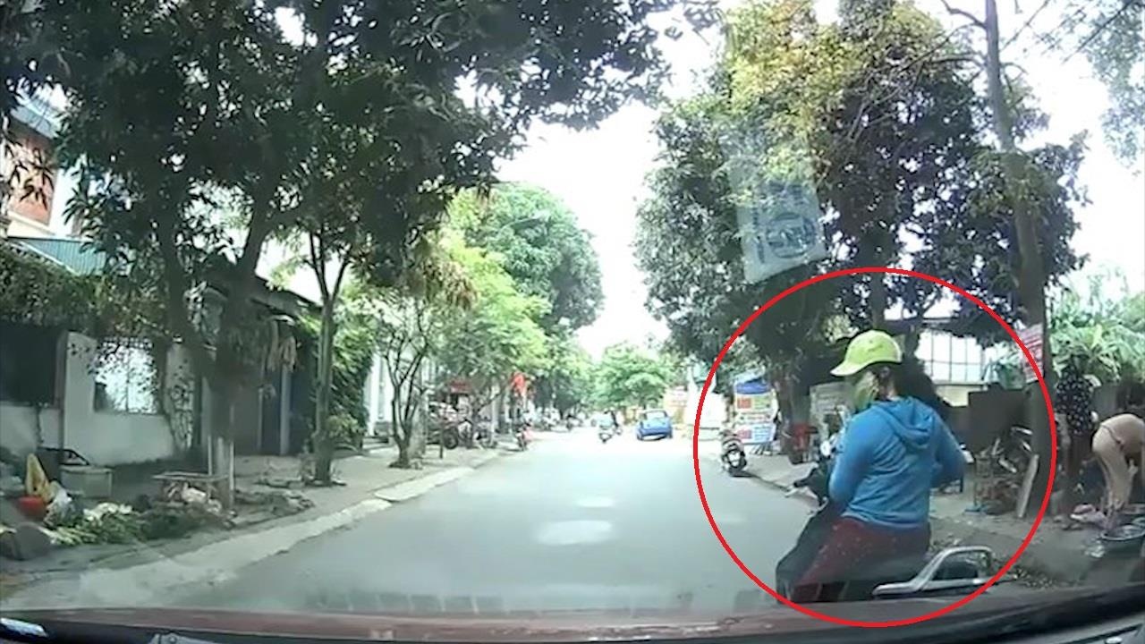 Nu tai xe xe may phanh gap chi de nghe dien thoai, suyt gay tai nan hinh anh