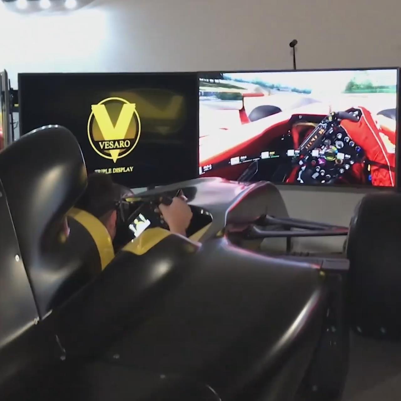 May mo phong xe dua F1 cho nguoi dam me toc do nhung khong du trinh do hinh anh