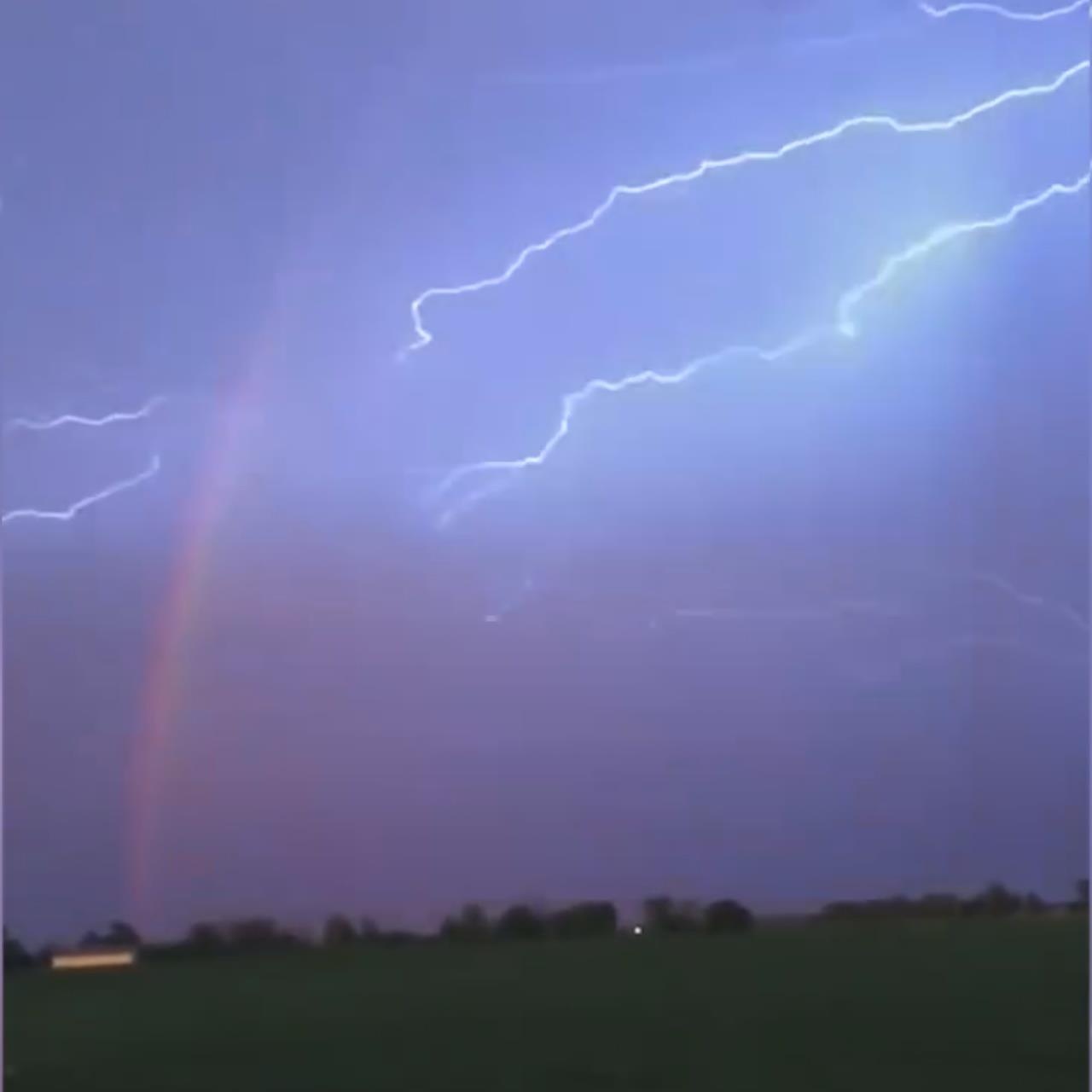 Cau vong va sam set xuat hien cung luc trong con bao tai My hinh anh