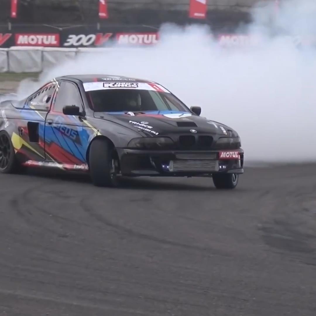 Nhung pha drift dang cap voi chiec BMW M5 E39 hinh anh