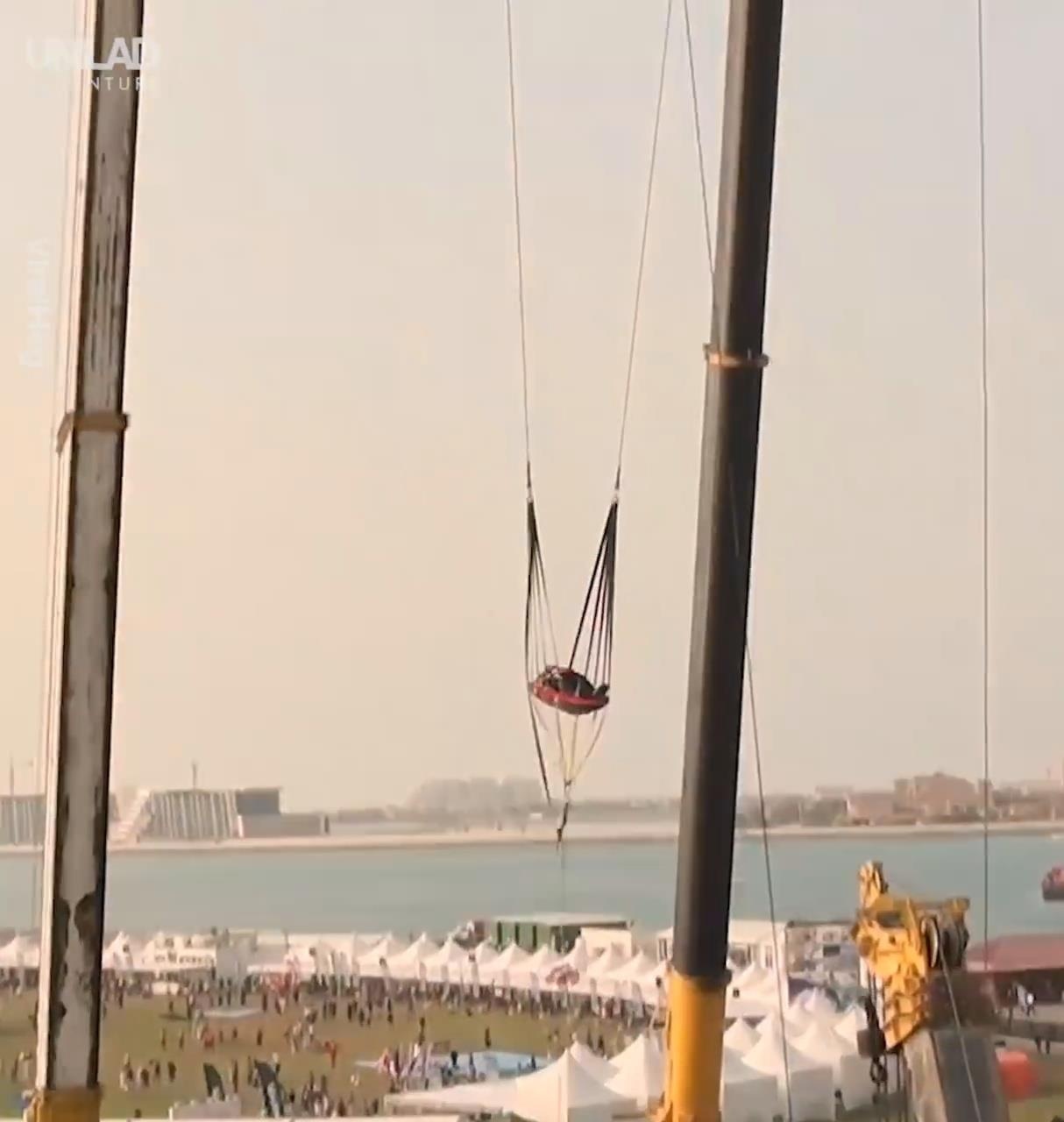 Tro choi 'phong' nguoi len cao voi van toc 200 km/ h trong vong 1 giay hinh anh