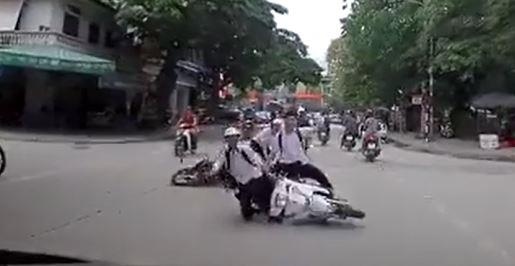 Thanh nien dung mu bao hiem danh nam sinh ngay sau va cham giao thong hinh anh