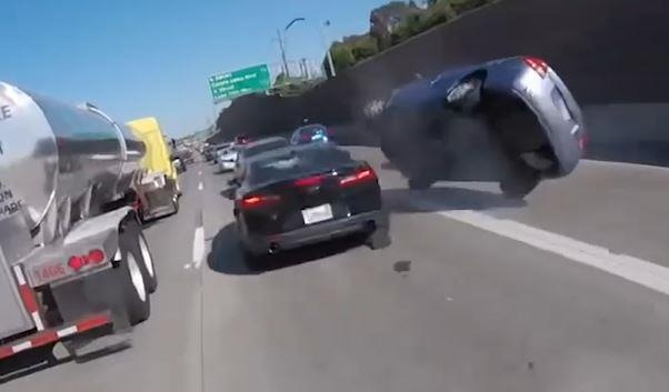 'Cham' vao duoi xe tren cao toc, oto tu lat nhao hinh anh
