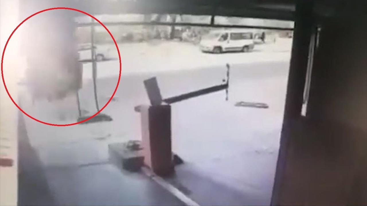 Nu tai xe dap nham chan ga khien oto 'bay' tu tang 3 xuong dat hinh anh