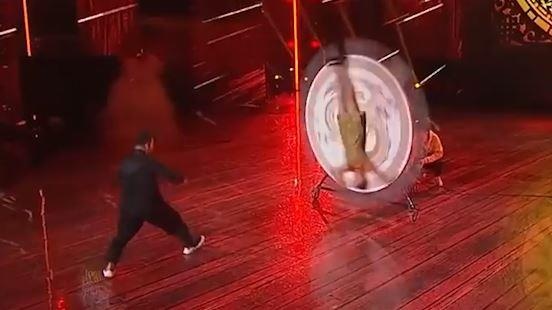 Phong dao lien tuc len co gai nam tren ban xoay hinh anh