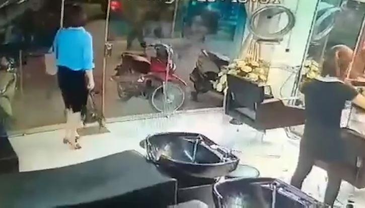 Trom tui xach ngang nhien trong tiem cat toc hinh anh