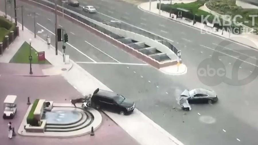 Xe SUV sang duong dam vao oto nguoc chieu, hat vang moto canh sat hinh anh