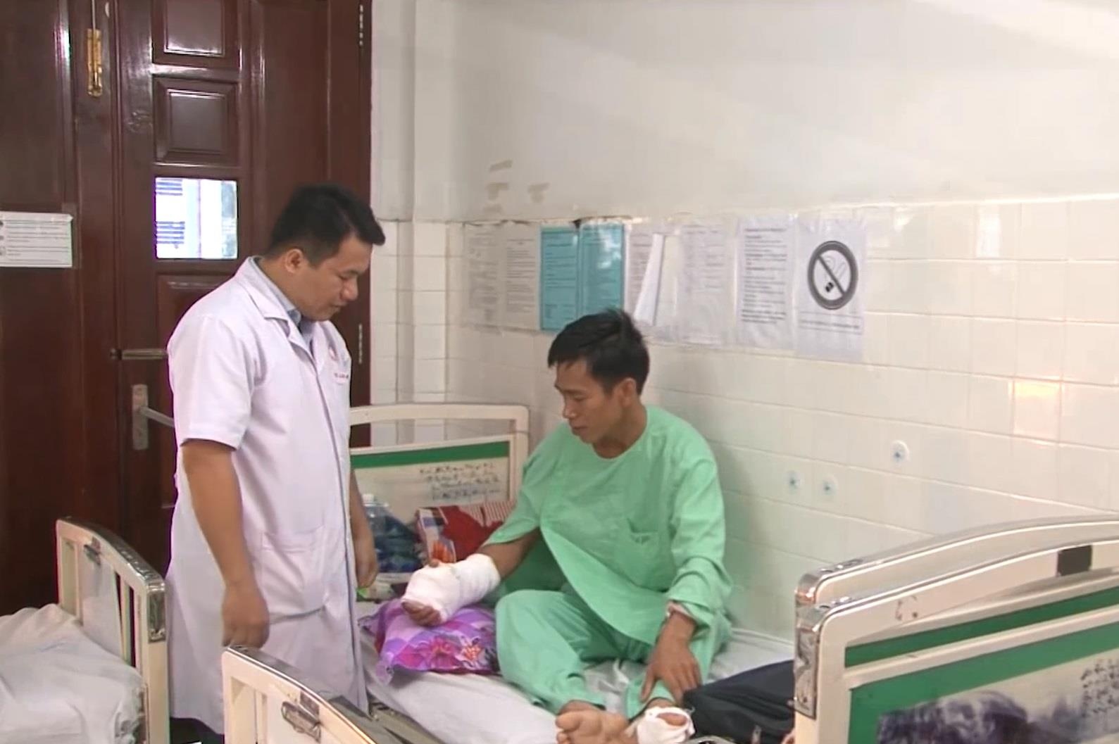 Phau thuat thanh cong dung ngon chan len thay ngon tay cai bi dap nat hinh anh