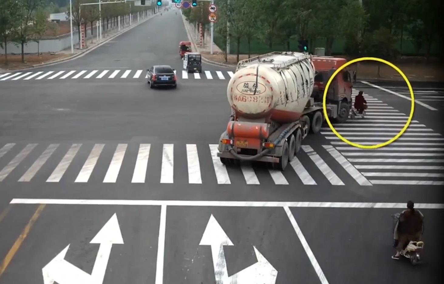 Bi cuon vao gam xe bon, nguoi phu nu thoat chet than ky hinh anh