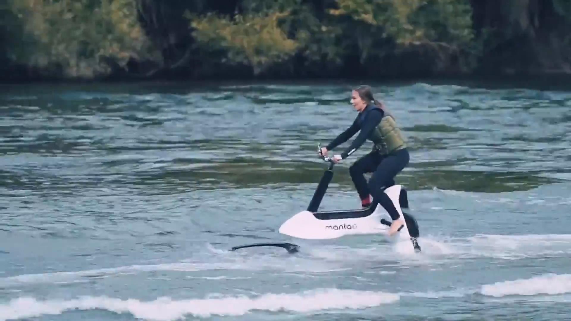 Xe dap co the chay tren mat nuoc hinh anh