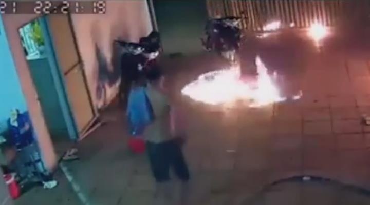 Ca nha chay tan loan vi bi nem 'bom xang' hinh anh