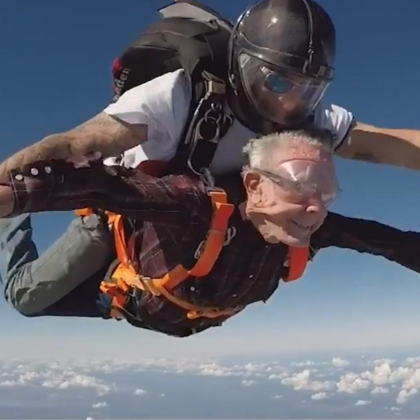 Cu ong ky niem sinh nhat 90 tuoi bang cach nhay du tu do cao 4.000 m hinh anh