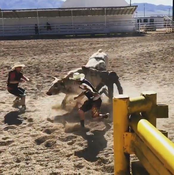 Nguoi dan ong cuoi bo tot ket tay vao day xich hinh anh