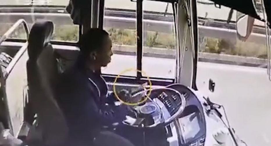 Tai xe mai xem dien thoai, xe buyt dam cong nong cho thoc hinh anh