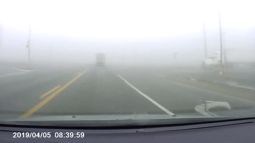 Oto dam thang vao container khi qua giao lo mu suong o My hinh anh