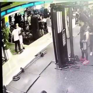 Cu knock out ha guc thanh nien tap gym gay soc o Trung Quoc hinh anh