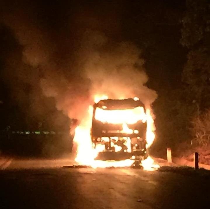 Xe khach giuong nam chay ngun ngut tren quoc lo 6 o Son La hinh anh