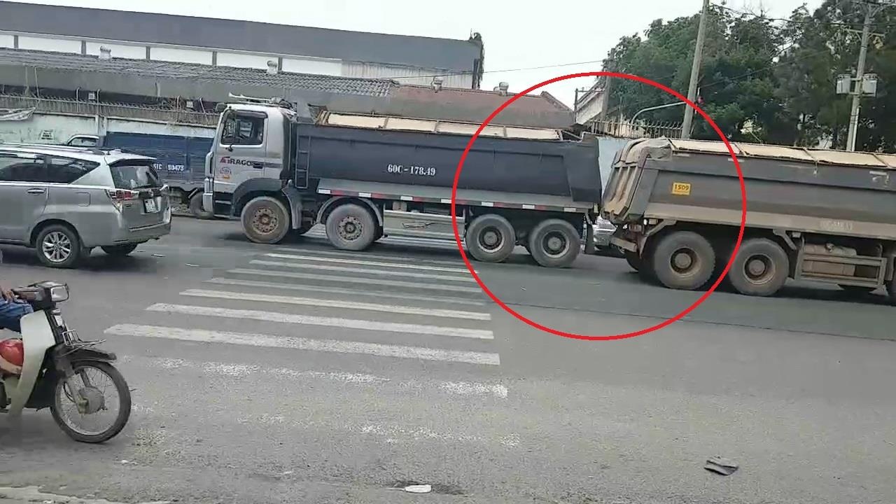 Xe tai ke 2 duoi thung xe day nhau di tren duong hinh anh