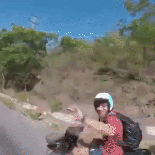 Dap tay chao nhau, xe may lao thang vao le duong nga dui dui hinh anh