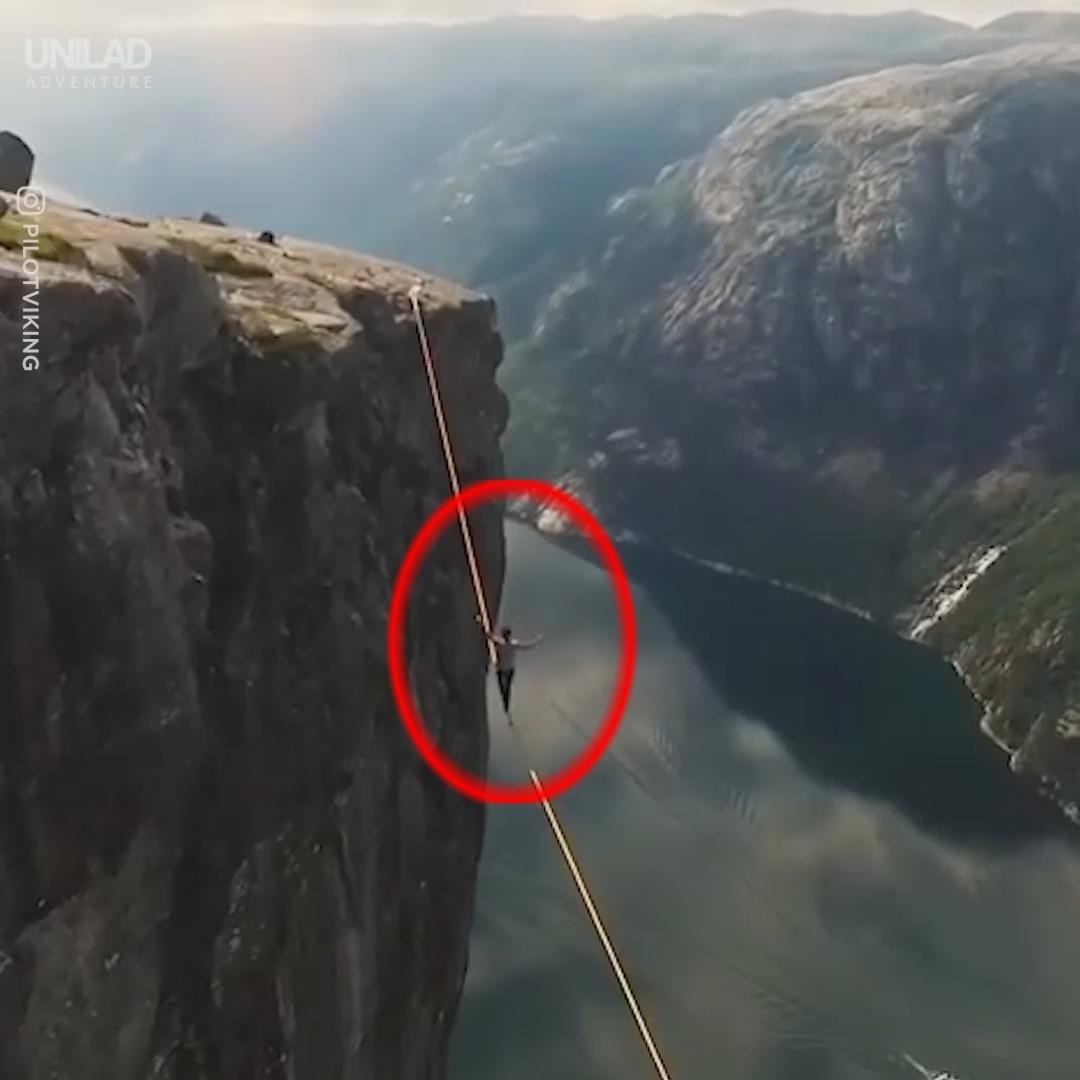 Mao hiem di tren day bang qua hai vach nui cao 1.000 m hinh anh