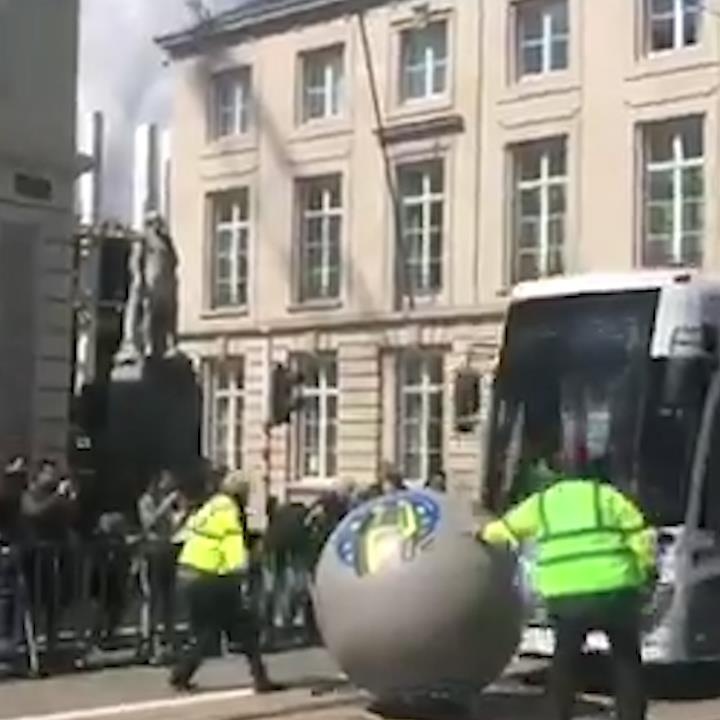 Dung tau dien nem bong bowling khong lo trong le hoi Bi hinh anh