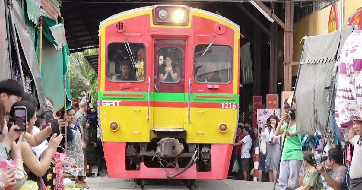 Ngoi cho nam tren duong ray xe lua - 'diem nong selfie' tai Thai Lan hinh anh