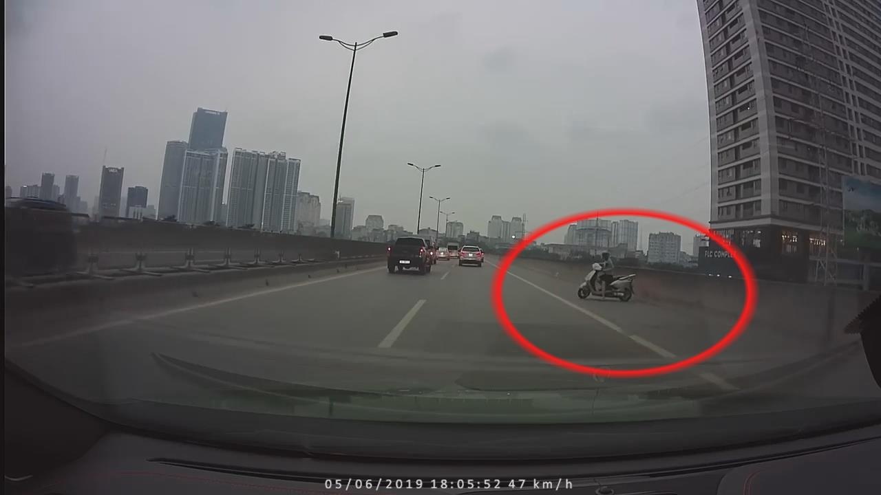 Nu tai xe dinh quay dau di nguoc chieu tren cao toc hinh anh